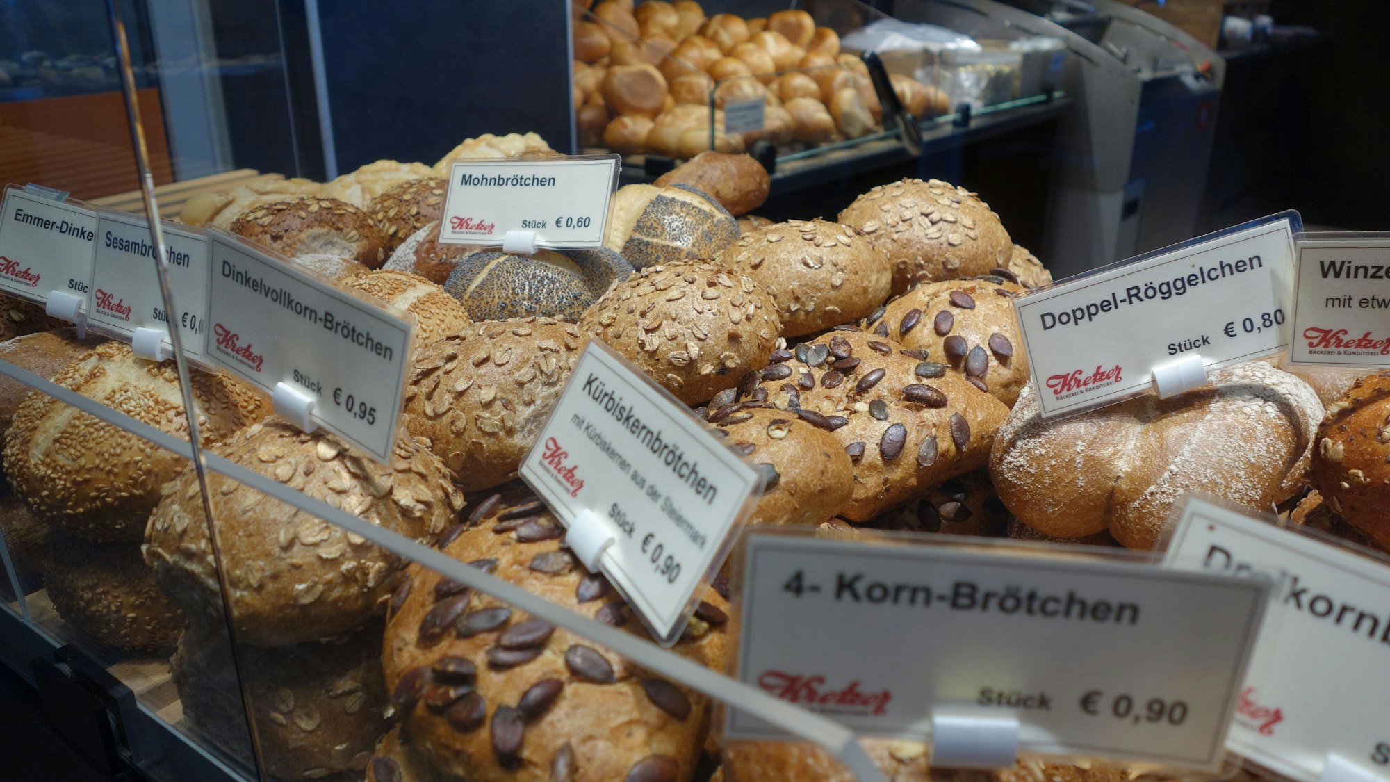 Gefüllte Brötchen-Auslage in der Bäckerei Kretzer.