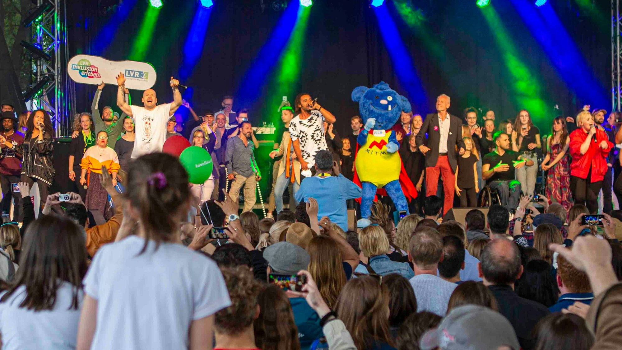 Künstler auf der Bühne beim „Tag der Begegnung“