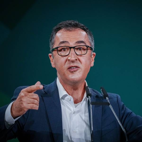 Cem Özdemir spricht und gestikuliert dabei.