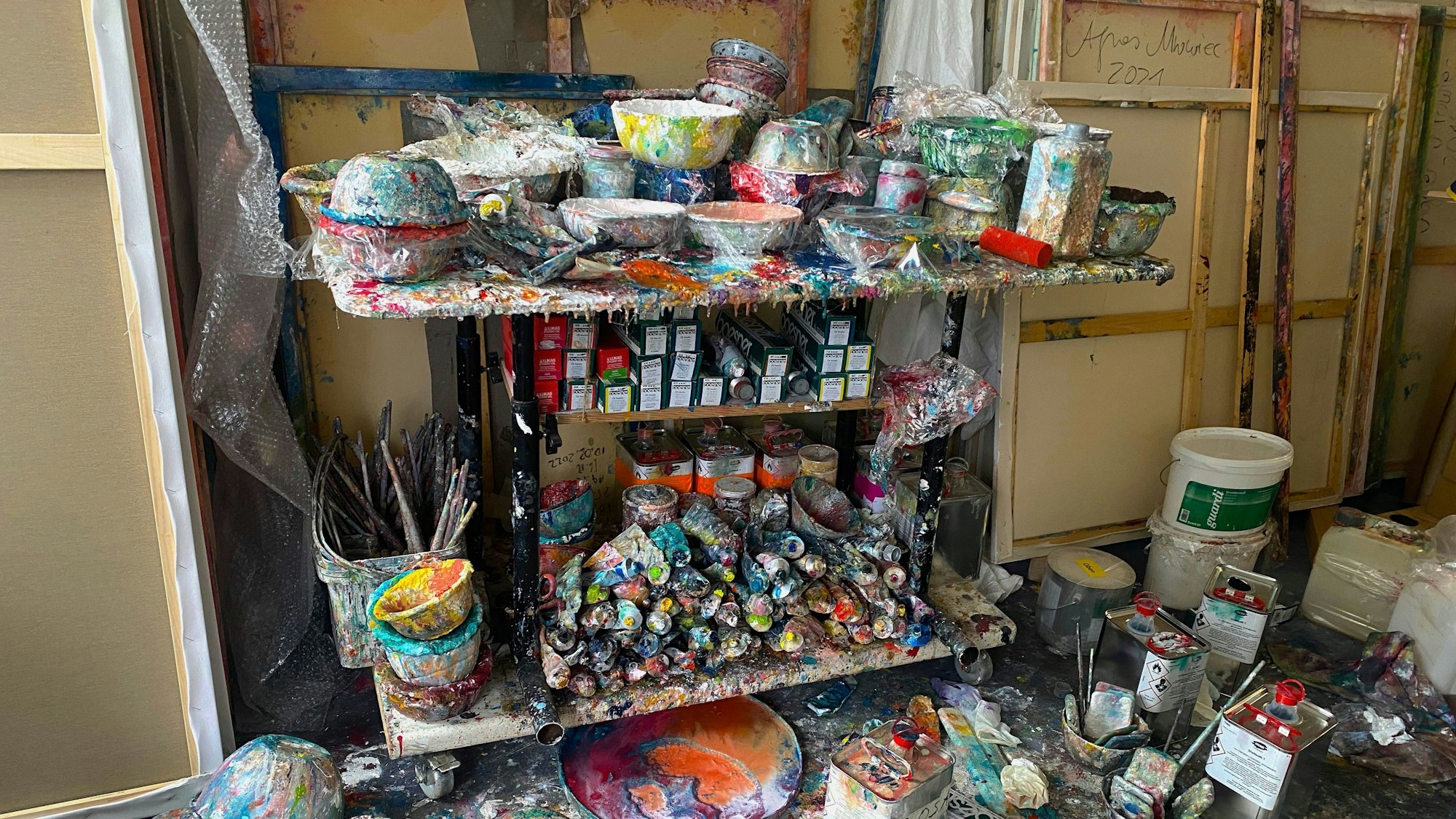 Farbe, Pinsel und Utensilien der Künstler und Künstlerinnen.