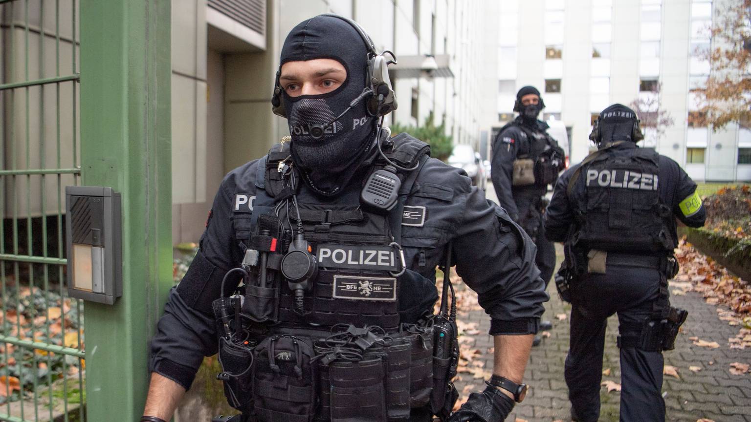 Vermummte Beamte einer Spezialeinheit der Polizei bringen einen terrorverdächtigen Mann zur Haftvorführung am Gericht.