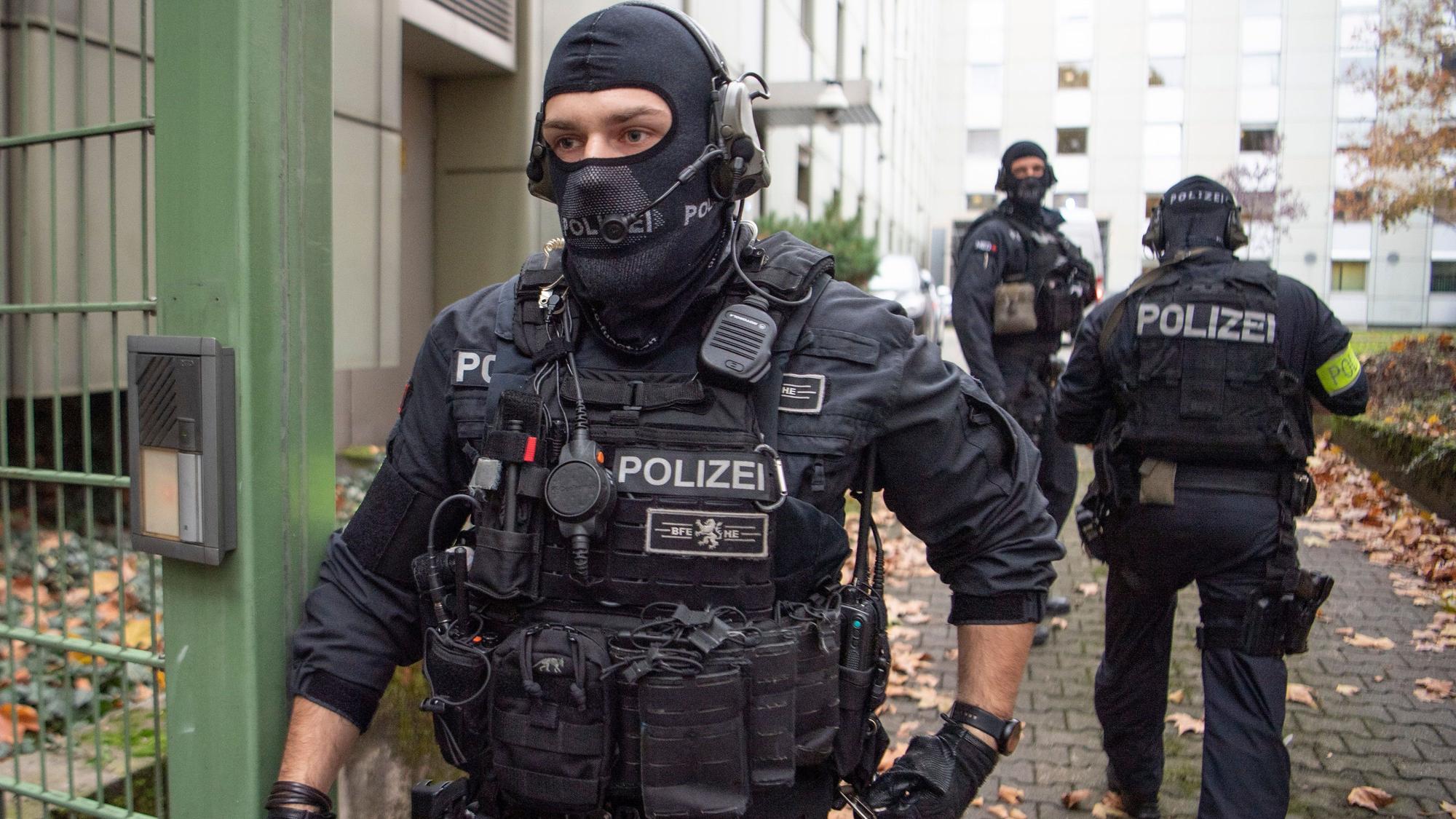 Vermummte Beamte einer Spezialeinheit der Polizei bringen einen terrorverdächtigen Mann zur Haftvorführung am Gericht.