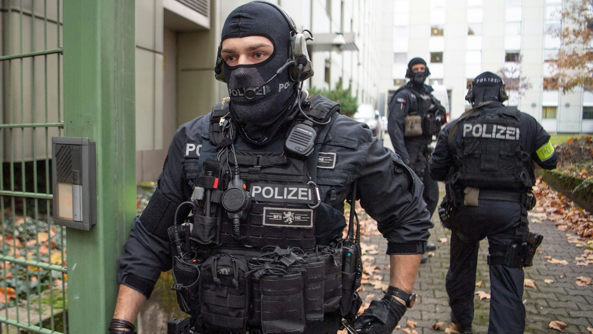 Vermummte Beamte einer Spezialeinheit der Polizei bringen einen terrorverdächtigen Mann zur Haftvorführung am Gericht.