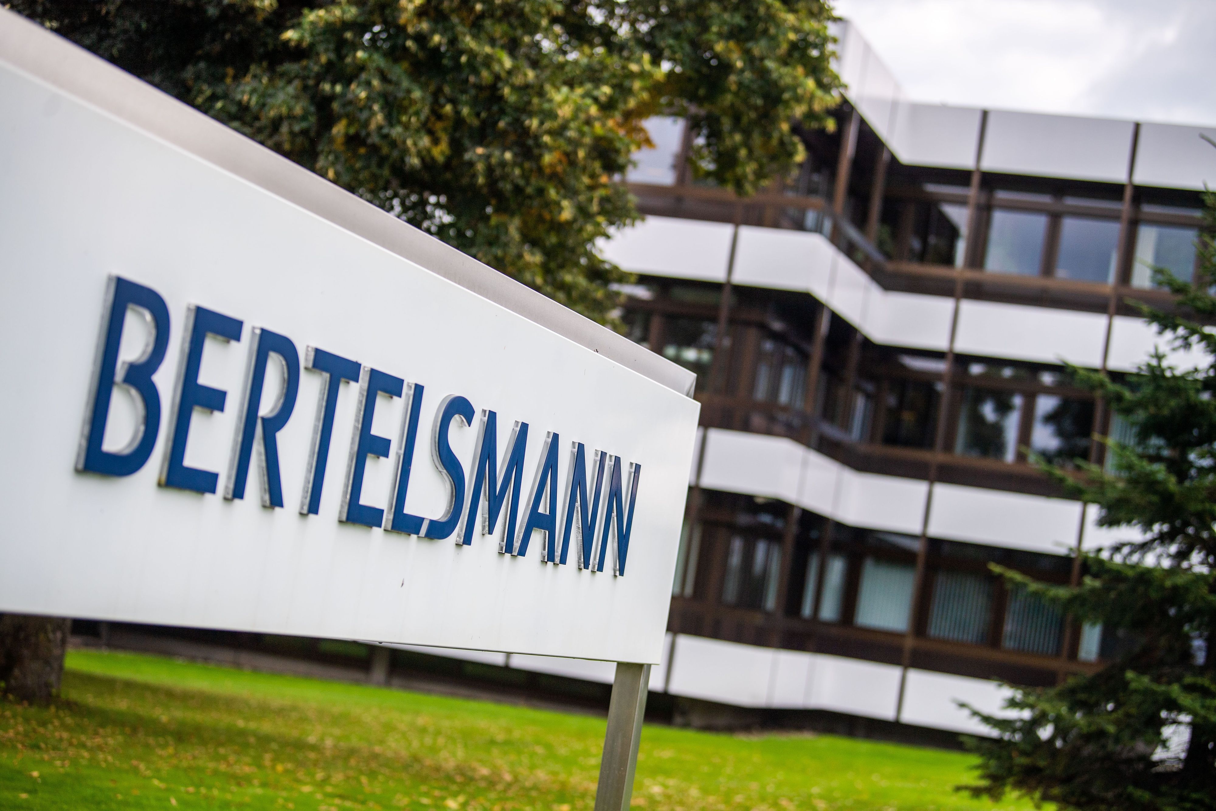 Ein Schild mit dem Logo von Bertelsmann steht vor der Zentrale.