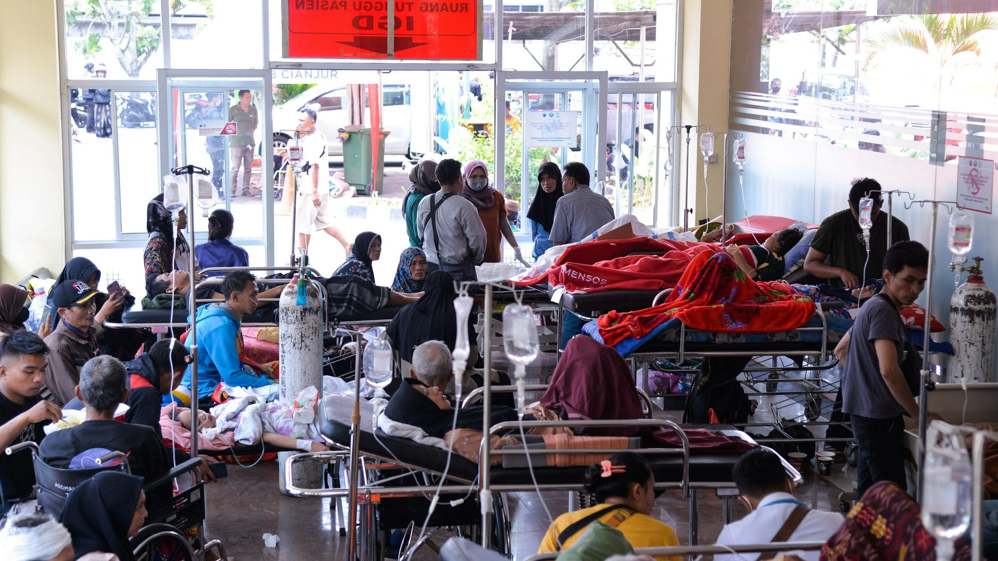Menschen, die bei einem Erdbeben verletzt wurden warten in einem Krankenhaus auf ihre Behandlung.