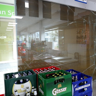 Die Scherben der Schaufensterscheibe flogen bei dem Aufprall durch den gesamten Kioskraum in Sankt Augustin.