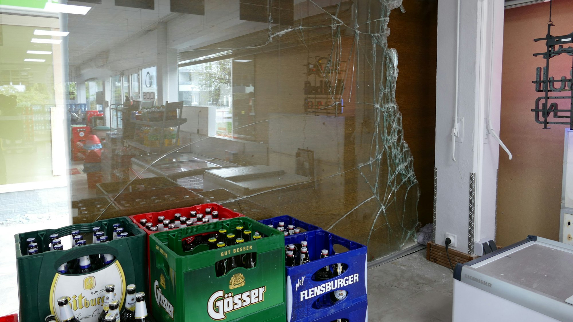 Die Scherben der Schaufensterscheibe flogen bei dem Aufprall durch den gesamten Kioskraum in Sankt Augustin.