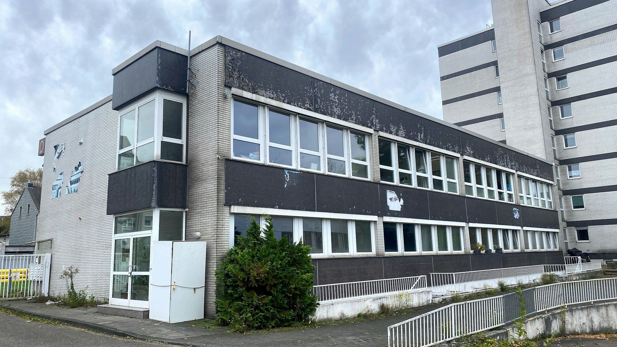 Das Bürohaus an der Bonner Straße von außen.