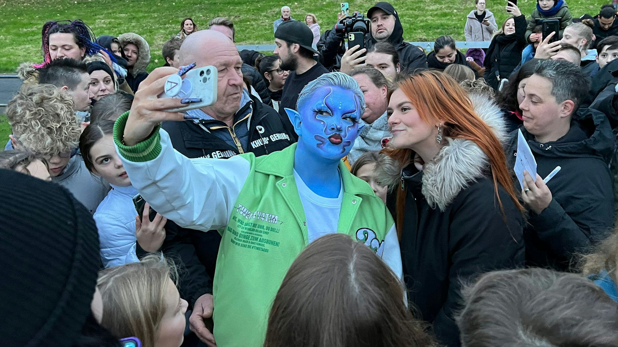 Der Kölner Influencer und twenty4tim dreht mit Fans ein Musikvideo zu seinem neuen Song "Galaxie".