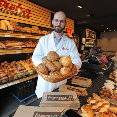 Richard Kretzer in seiner Bäckereifiliale in Lützenkirchen.