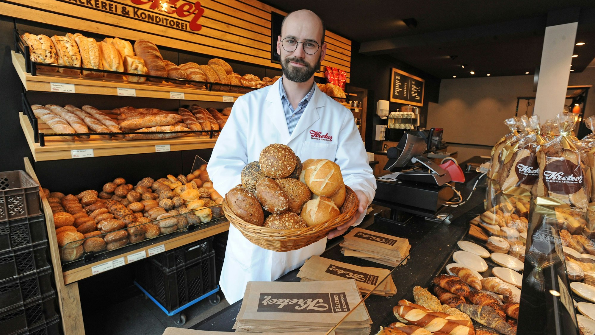 Richard Kretzer in seiner Bäckereifiliale in Lützenkirchen.
