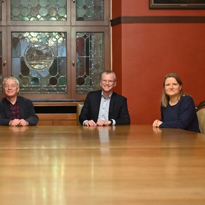 Die Bergisch Gladbacher Ampel mit Bürgermeister im vergangenen Sommer: FDP-Fraktionschef Jörg Krell, SPD-Fraktionschef Klaus Waldschmidt, Bürgermeister Frank Stein (SPD), Grüne -Fraktionschefin Theresia Meinhardt (v.l.) sitzt an einem Tisch.