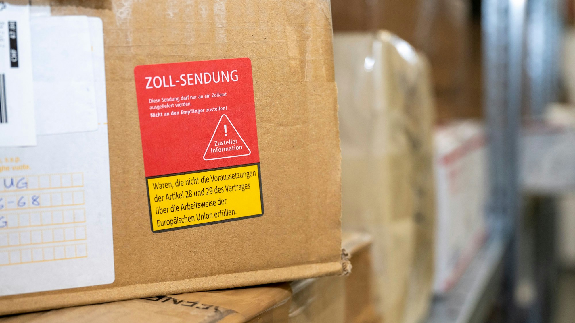 Ein rot-gelber Zoll-Aufkleber auf einem Paket.