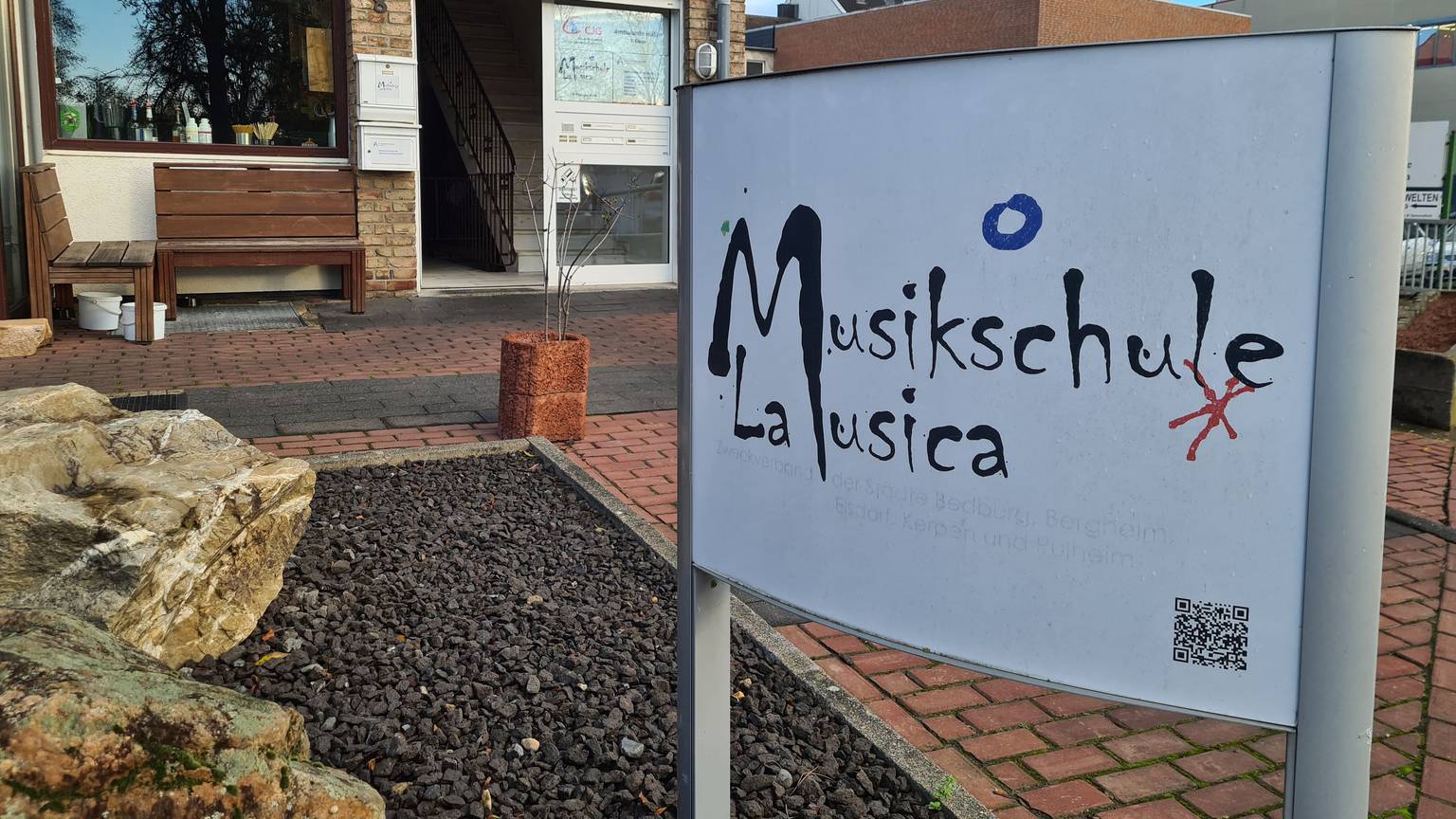 Ein Schild weist auf das Gebäude, in dem in Bergheim sich der Hauptsitz der Musikschule La Musica befindet.
