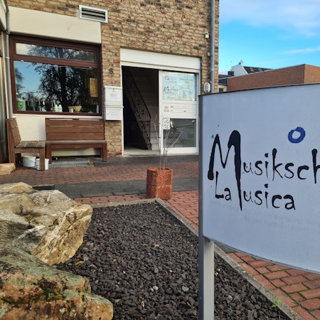 Das Schild einer Musikschule ist zu sehen.