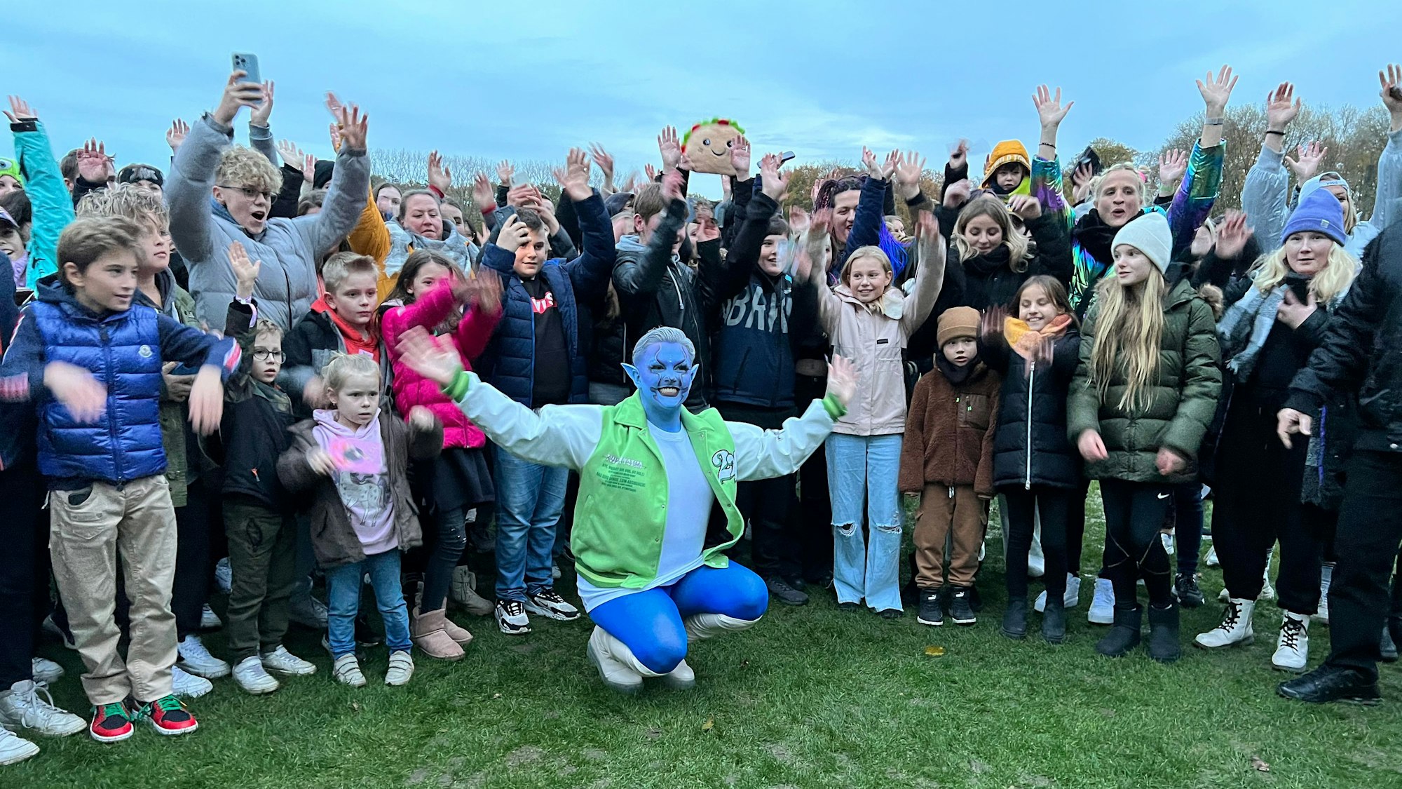 Der Kölner Influencer und twenty4tim dreht mit Fans ein Musikvideo zu seinem neuen Song "Galaxie".