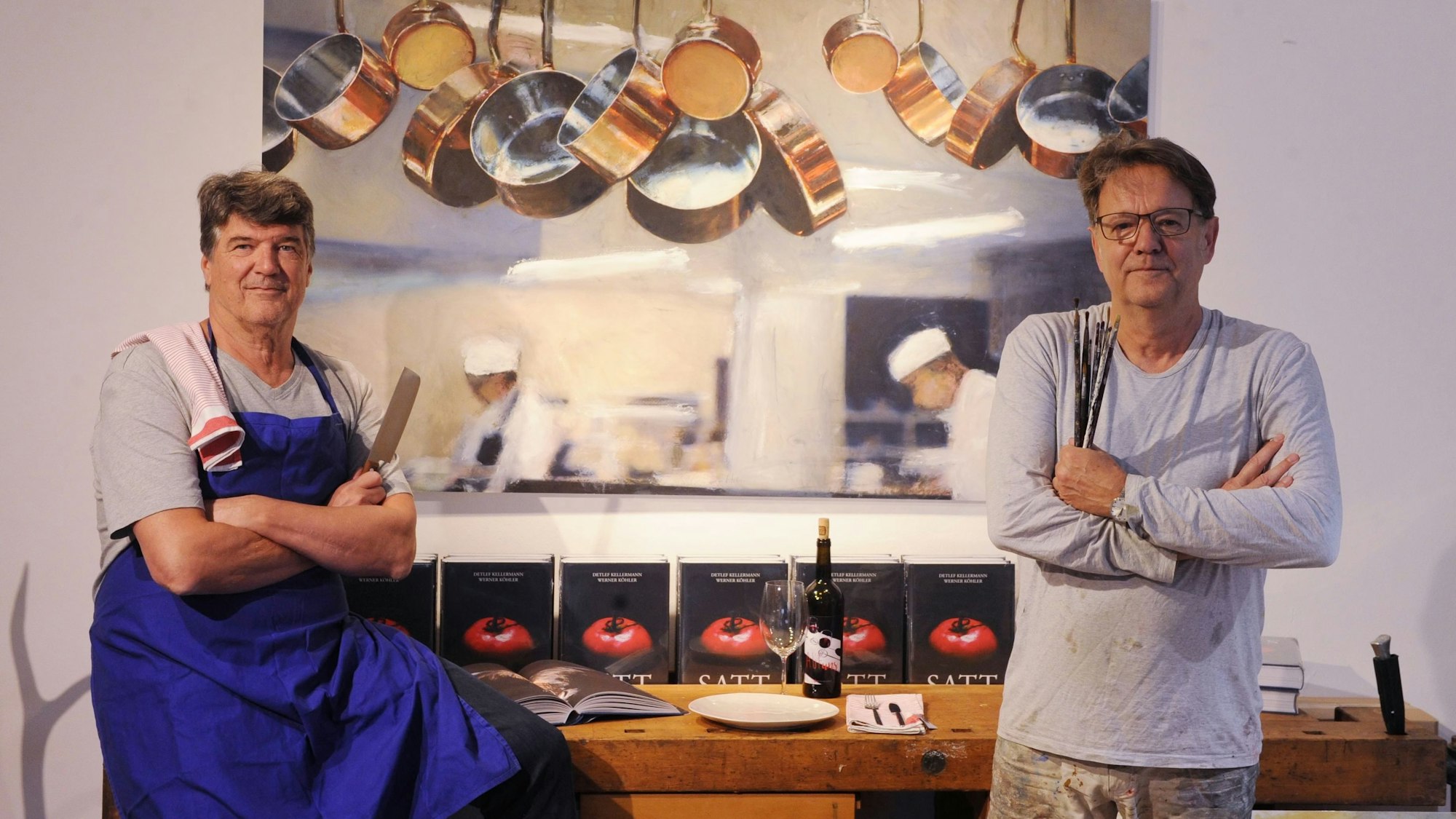 Werner Köhler (Rezepte und Texte) und Detlef Kellermann (mit Brille, Illustrationen) haben ein prachtvolles Kochbuch veröffentlicht: Satt Zwei. Der Kölner Köhler ist Schriftsteller, Mitgründer der lit.cologne und ein ausgezeichneter Hobbykoch, der Aachener Kellermann ist Maler und Illustrator und betreibt eine Galerie. Foto: Stefan Worring