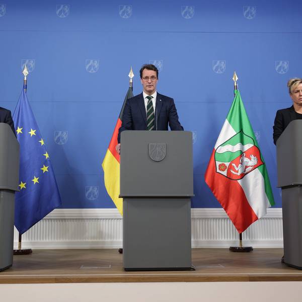 An Rednerpulten zu einer Pressekonferenz sind zu sehen: Marcus Optendrenk (l-r, CDU), Minister der Finanzen, Hendrik Wüst (CDU), Ministerpräsident Nordrhein-Westfalens, und Mona Neubaur (Bündnis 90/Die Grünen), Ministerin für Wirtschaft, Industrie, Klimaschutz und Energie