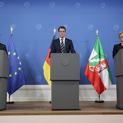 An Rednerpulten zu einer Pressekonferenz sind zu sehen: Marcus Optendrenk (l-r, CDU), Minister der Finanzen, Hendrik Wüst (CDU), Ministerpräsident Nordrhein-Westfalens, und Mona Neubaur (Bündnis 90/Die Grünen), Ministerin für Wirtschaft, Industrie, Klimaschutz und Energie
