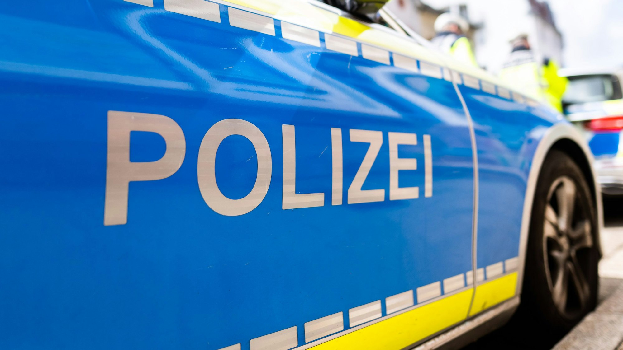 Zwei Einsatzfahrzeuge der Polizei