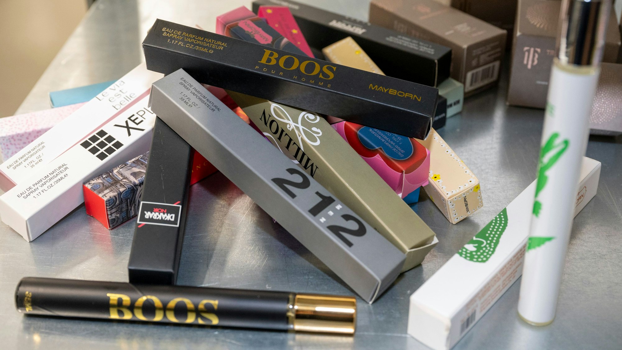 Gefälschte Parfüm-Flakons der Marken Boss und Lacoste