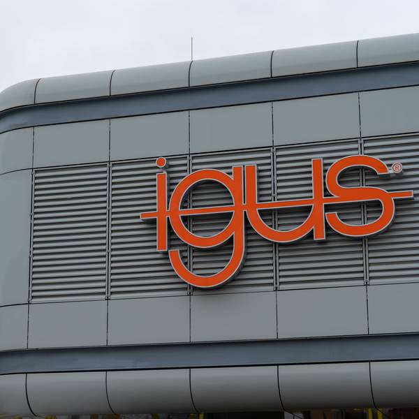 Roter Igus-Schriftzug auf dem Gebäude der Firma in Köln-Porz.