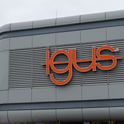 Roter Igus-Schriftzug auf dem Gebäude der Firma in Köln-Porz.