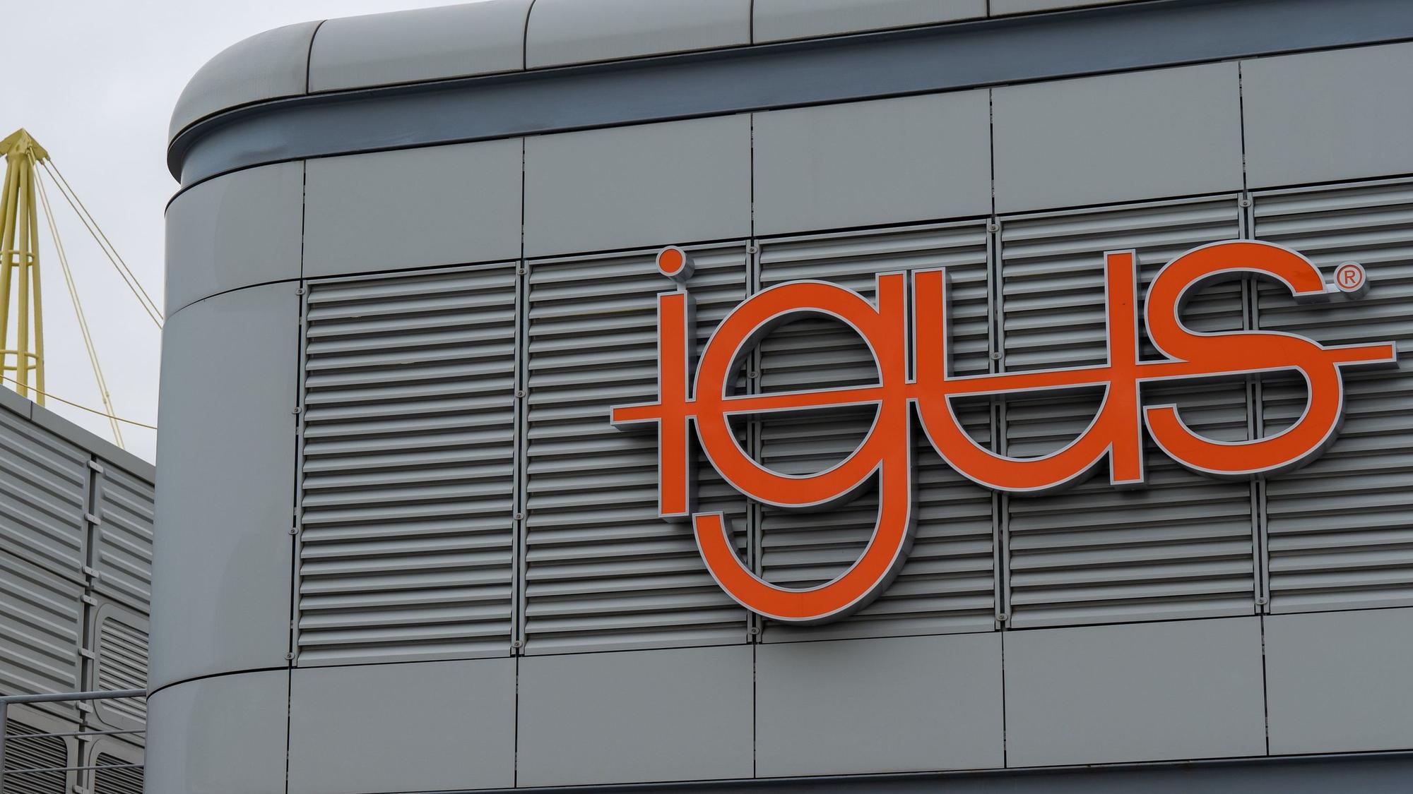 Roter Igus-Schriftzug auf dem Gebäude der Firma in Köln-Porz.