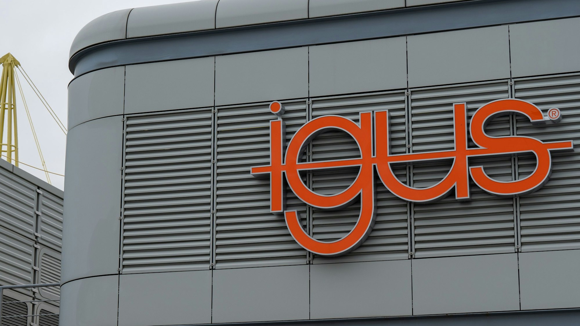 Roter Igus-Schriftzug auf dem Gebäude der Firma in Köln-Porz.