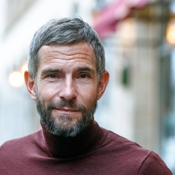 Der Journalist und Autor Micky Beisenherz steht in seinem Wohnviertel auf der Straße.
