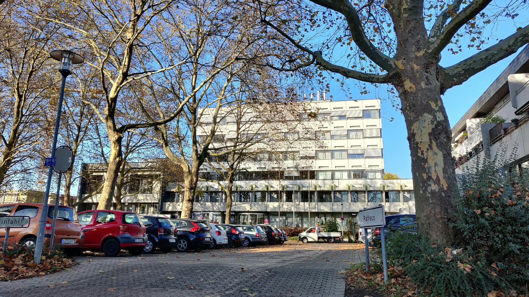 Das Leichlinger Rathaus am Büscherhof, davor der Parkplatz mit vielen Autos.