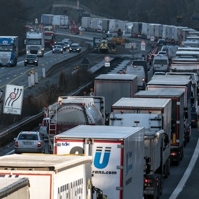 Dicht an dicht stehen LKW, Fahrzeuge stauen sich in der Nähe der Stadt Wetter auf der A1 vor einer Baustelle an der Brücke Vollmarstein.