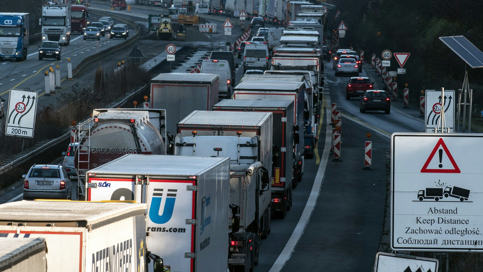 Fahrzeuge stauen sich auf der A1 vor einer Baustelle an der Brücke Vollmarstein.