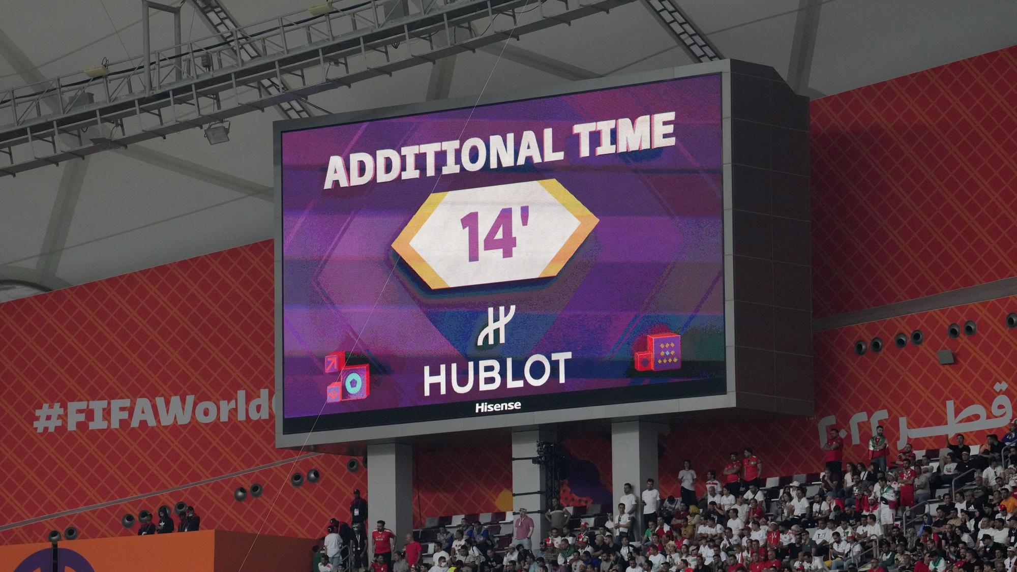 Fußball-WM in Katar, England gegen Iran: Die Großbildleinwand zeigt die vierzehnminütige Nachspielzeit am Ende der ersten Halbzeit.