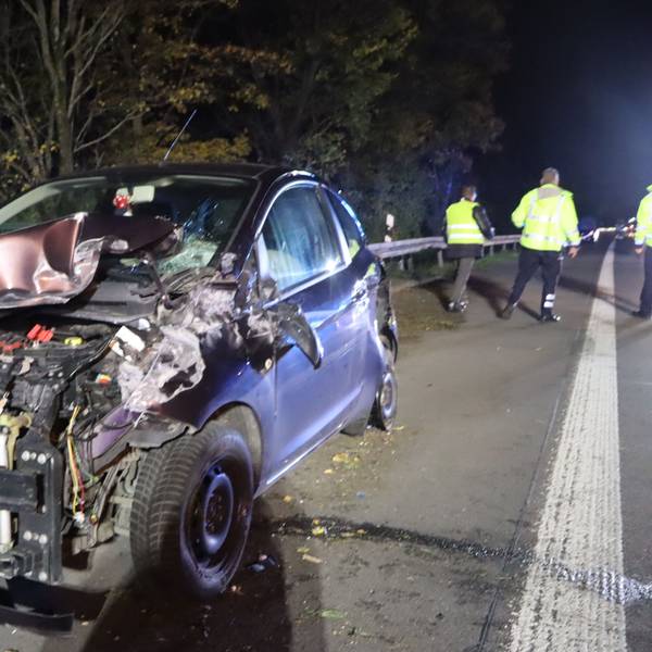 Das Fahrzeug ist stark beschädigt. Die Front des Autos ist abgerissen.