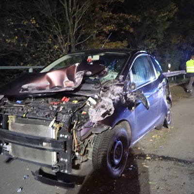 Das Fahrzeug ist stark beschädigt. Die Front des Autos ist abgerissen.