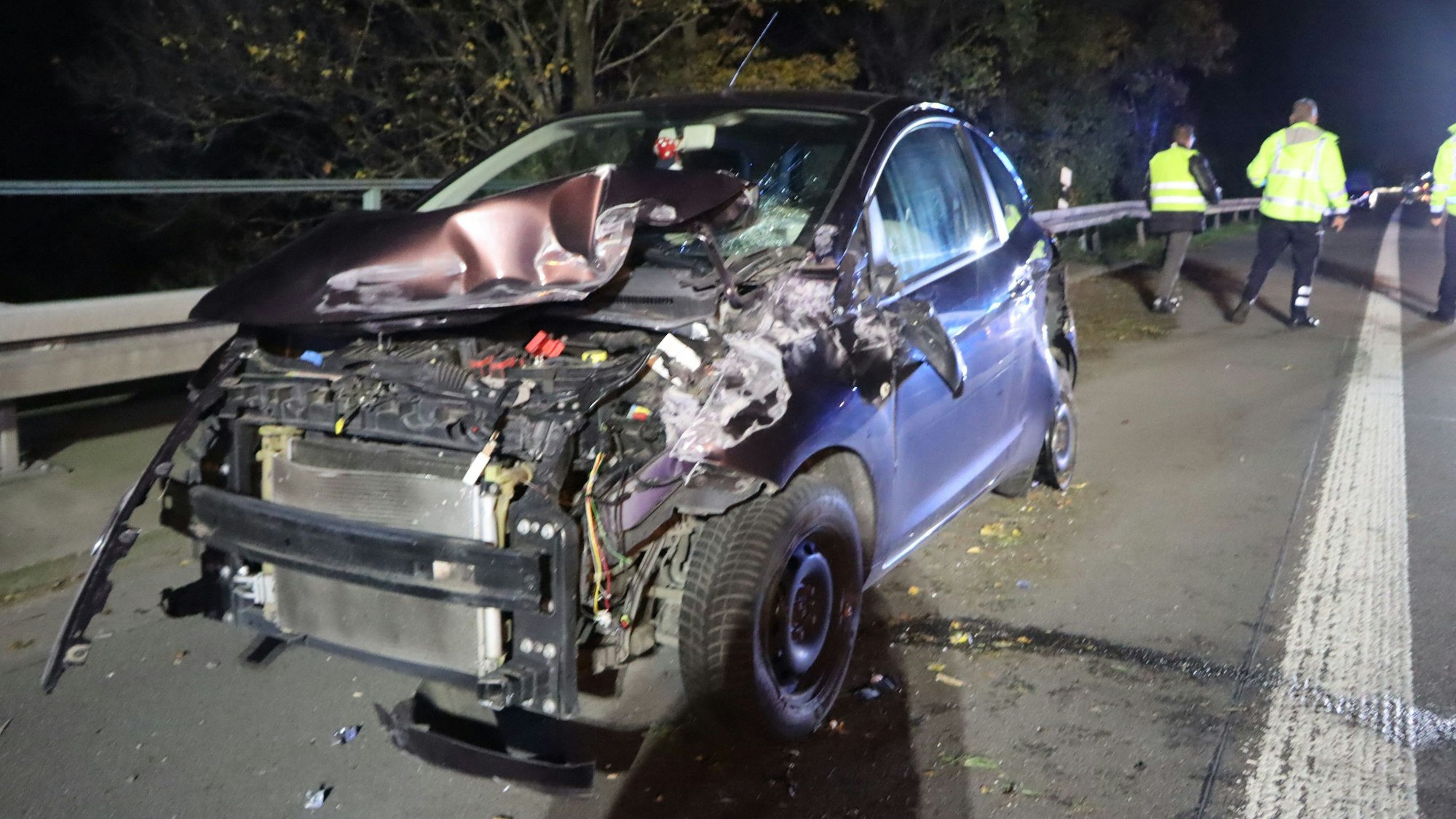 Das Fahrzeug ist stark beschädigt. Die Front des Autos ist abgerissen.