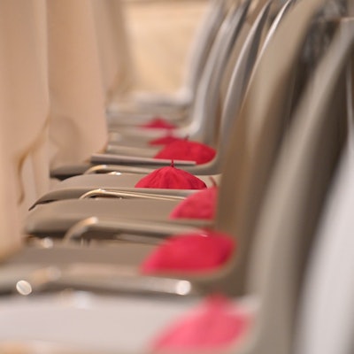 Violette Bischofskappen liegen auf Stühlen in der römischen Kirche San Giovanni in Laterano. Die deutschen katholischen Bischöfe haben eine Reform des kirchlichen Arbeitsrechts beschlossen.