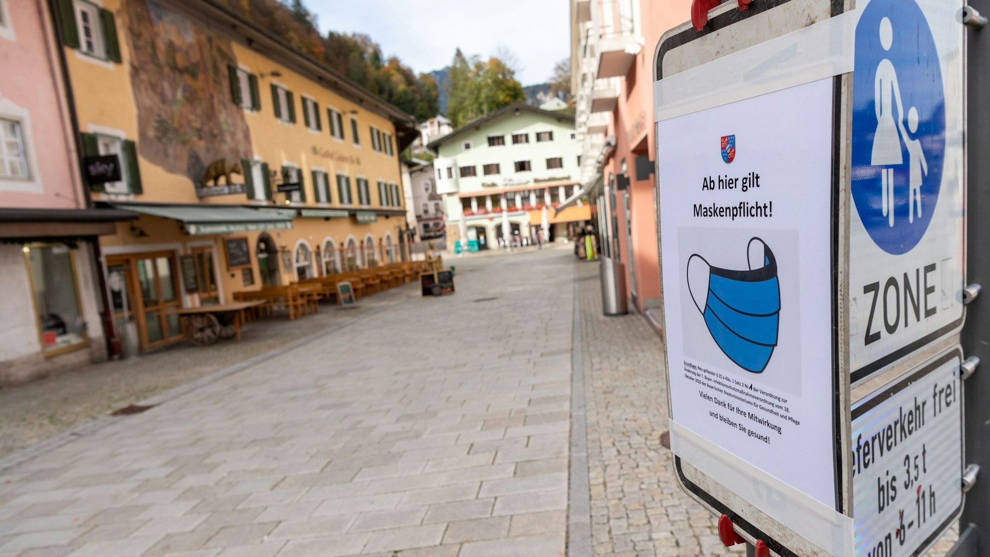 Ein Schild mit der Aufschrift «Ab hier gilt Maskenpflicht!» hängt am Eingang zur Fußgängerzone in der Innenstadt. Ausgangsbeschränkungen im Landkreis Berchtesgadener Land traten Mitte Oktober 2020 in Kraft.