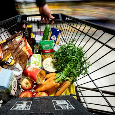 26.08.2022, Berlin: Ein Einkauf liegt in einem Einkaufswagen in einem Supermarkt. Die Menschen in Deutschland lassen beim Einkauf im Supermarkt oder beim Discounter angesichts der hohen Preissteigerungen immer häufiger Markenartikel links liegen und greifen lieber zu den preisgünstigeren Eigenmarken der Handelsketten.
Auch beim Einkaufen versuchen viele Leute gerade zu sparen. (zu dpa: «Wenn Sparen auf die Stimmung drückt») Foto: Fabian Sommer/dpa - Honorarfrei nur für Bezieher des Dienstes dpa-Nachrichten für Kinder +++ dpa-Nachrichten für Kinder +++