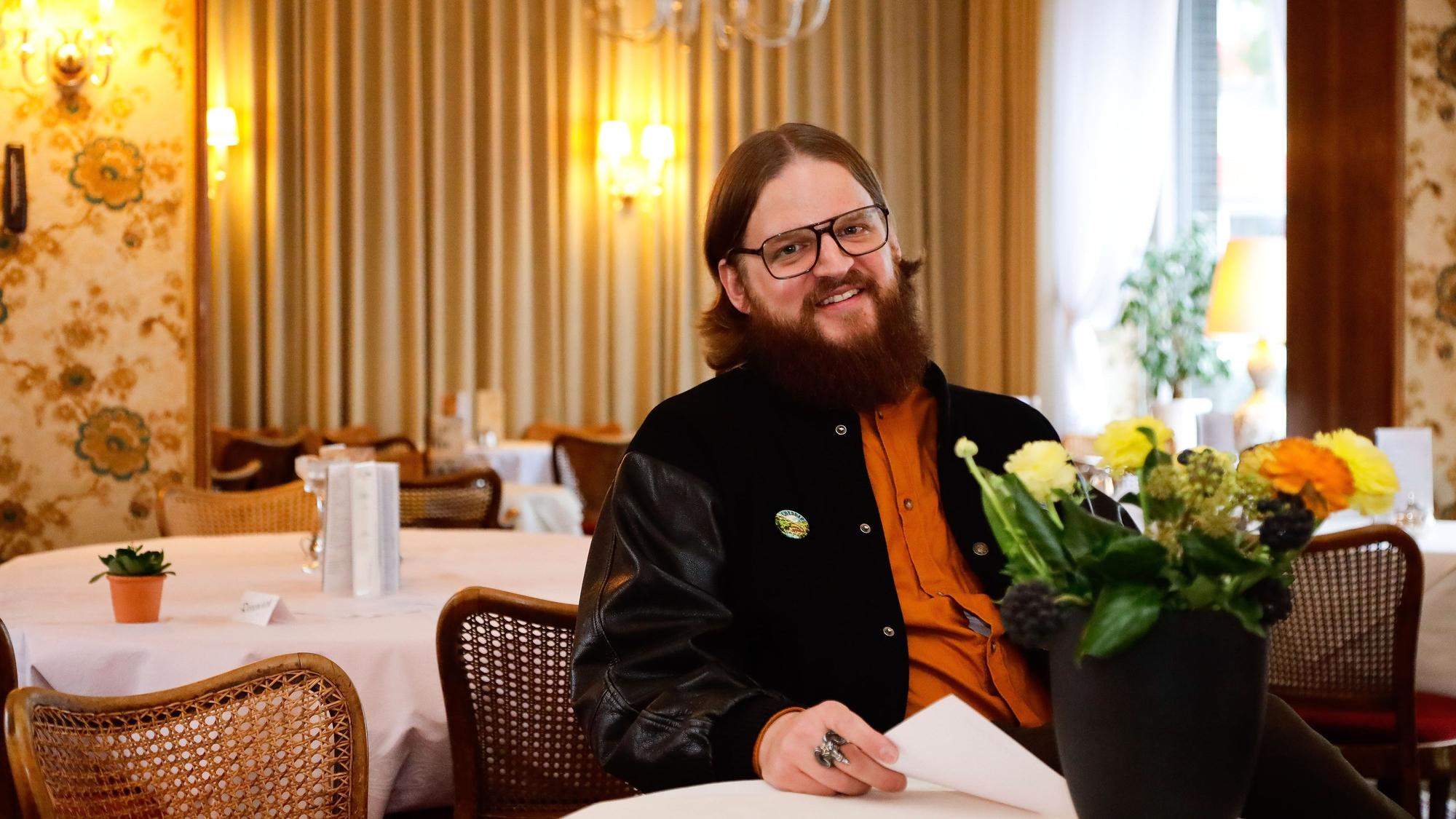 Nils Herzogenrath alias "Vomit Heat" sitzt im Cafe Wahlen in der Kölner Innenstadt.