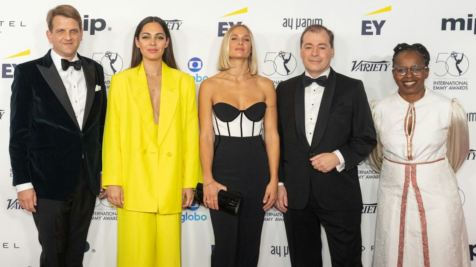 Auf dem Roten Teppich der Preisverleihung der International Emmys in New York stehen von links nach rechts Produzent Leopold Hoesch, Schauspielerinnen Nilam Farooq und Pia Stutzenstein, NRW-Medienstaatssekretär Mark Speich und Moderatorin Shary Reeves.