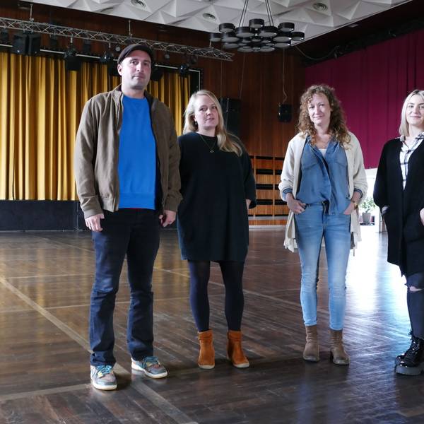 Die neuen Betreiber der Stadthalle, Daniel und Reja Rabe und die Mitarbeiterinnen des Betriebsmanagements, Vera Dratschmidt und Lara Wüstefeld.