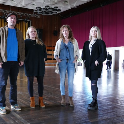 Die neuen Betreiber der Stadthalle, Daniel und Reja Rabe und die Mitarbeiterinnen des Betriebsmanagements, Vera Dratschmidt und Lara Wüstefeld.