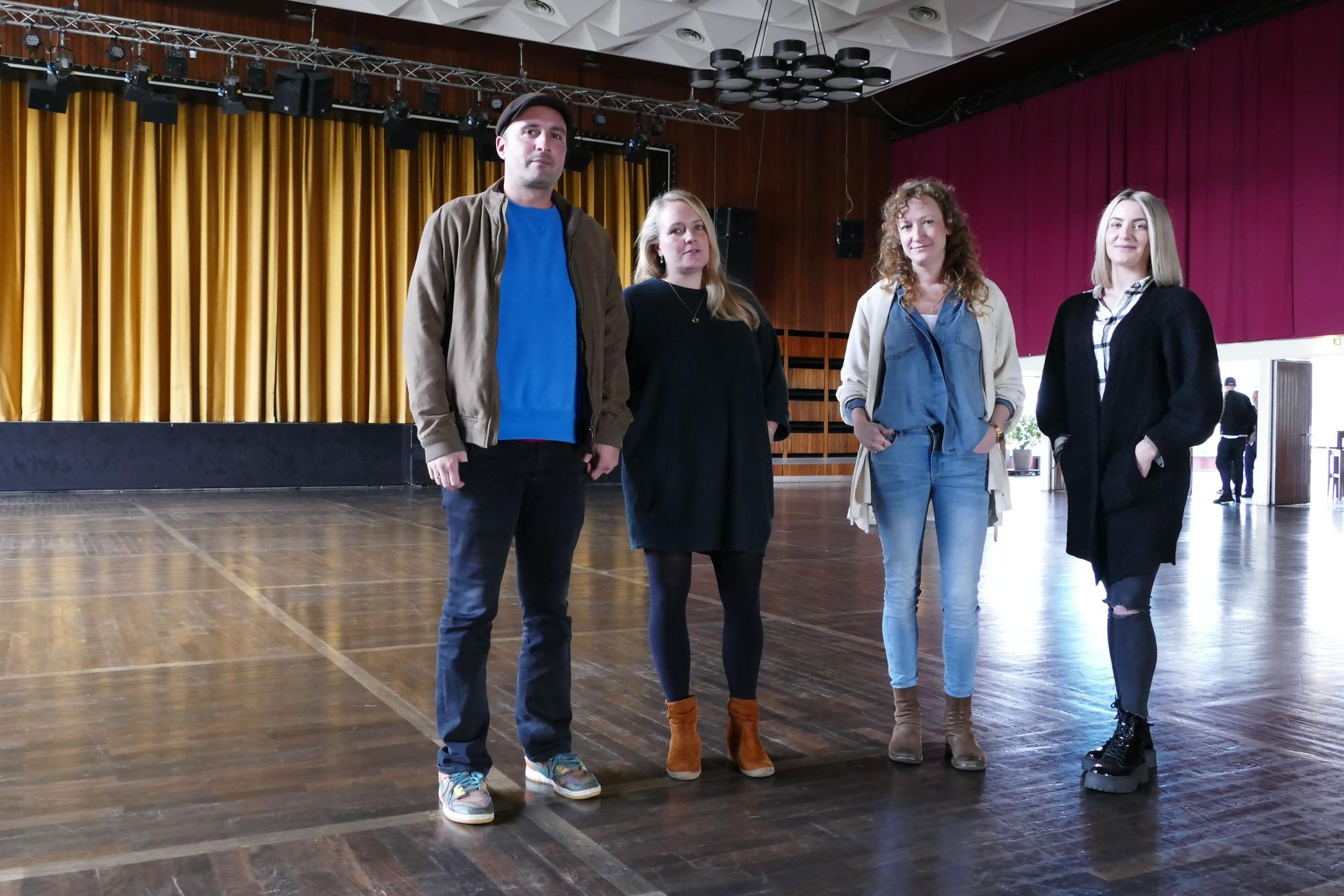 Die neuen Betreiber der Stadthalle, Daniel und Reja Rabe und die Mitarbeiterinnen des Betriebsmanagements, Vera Dratschmidt und Lara Wüstefeld.