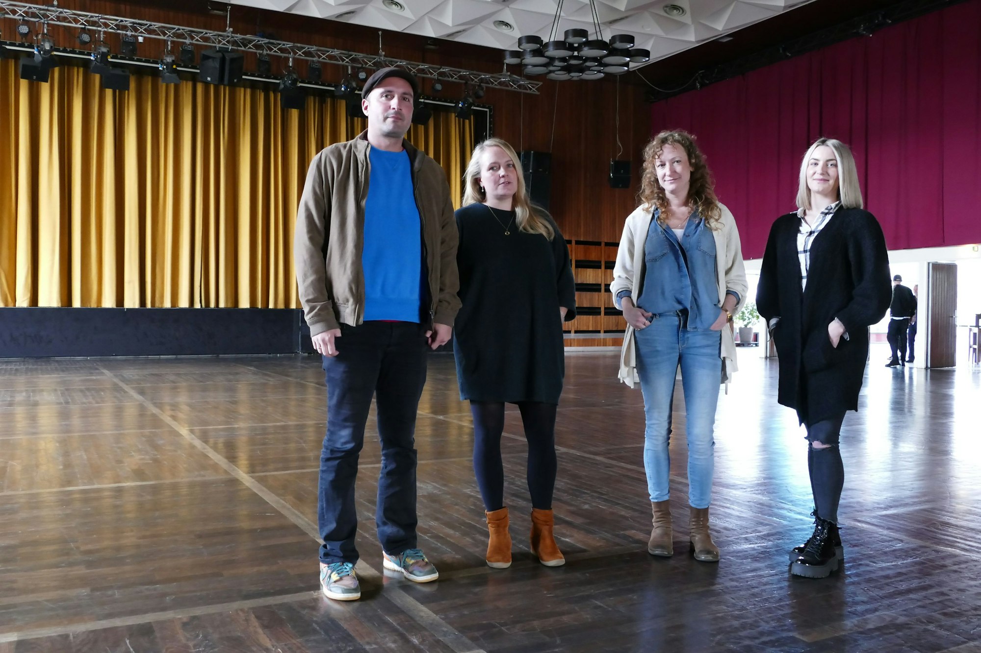 Die neuen Betreiber der Stadthalle, Daniel und Reja Rabe und die Mitarbeiterinnen des Betriebsmanagements, Vera Dratschmidt und Lara Wüstefeld.