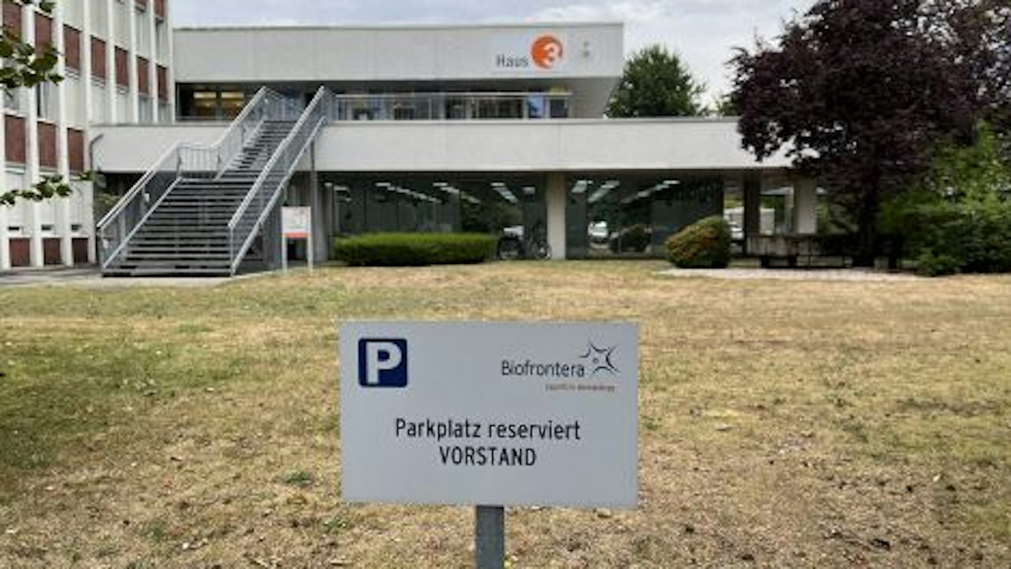 Der Vorstandsparkplatz von Biofrontera im Innovationspark Leverkusen