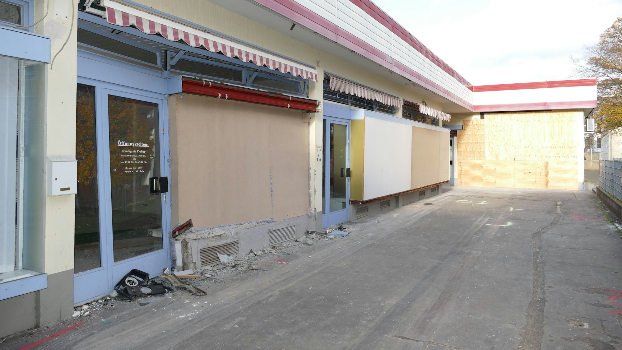 Erst an der Frontwand einer Moschee eines Marokkanischen Kulturvereins in Sankt Augustin kam der Linienbus am Montag zum Stehen.