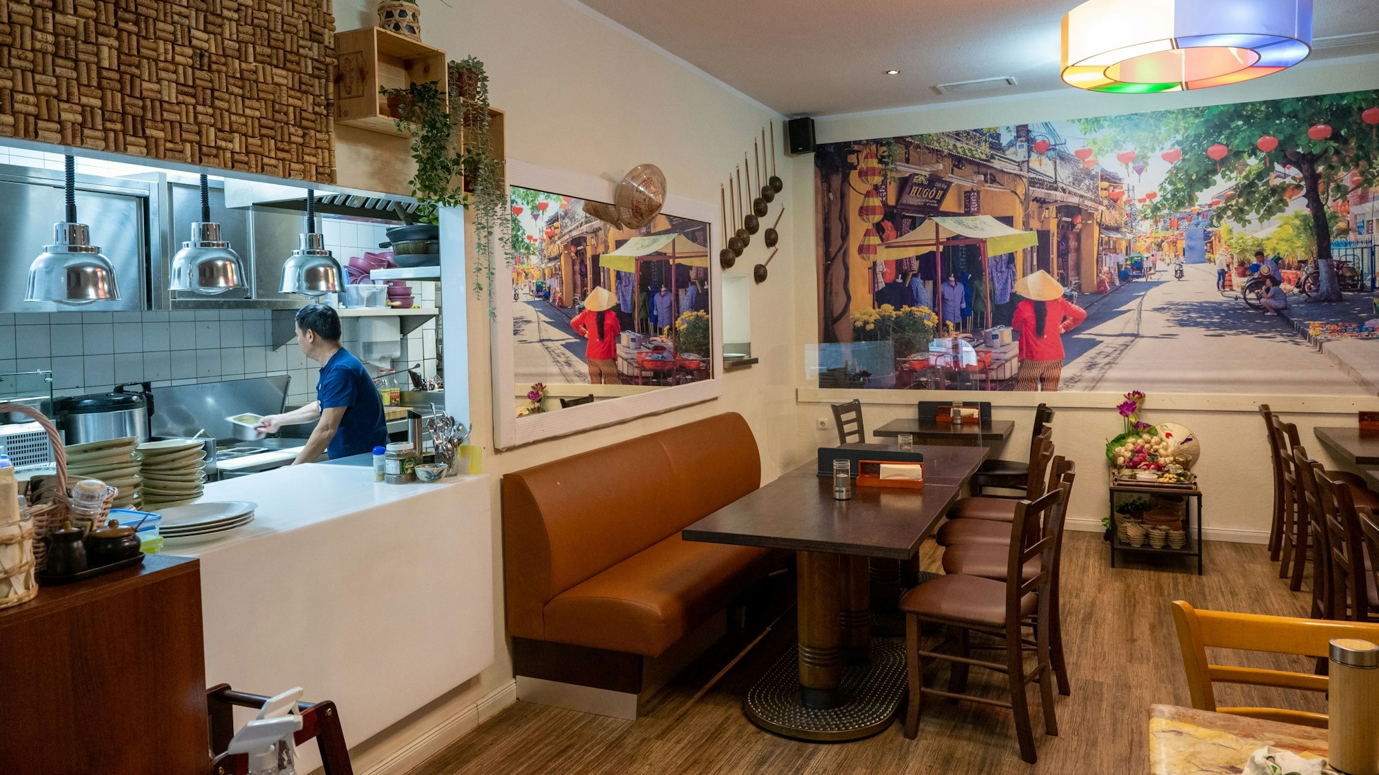 Innenansicht des Restaurants Well Being mit Blick in die Küche.