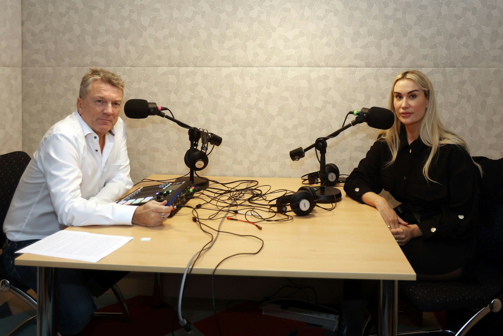 Der Kölner Bestseller-Autor Michael Birbaek und Musikerin Sarah Bora sprechen über ihre sehr persönlichen Erfahrungen zu Gewalt gegen Frauen.